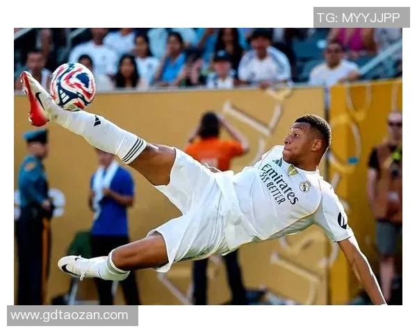 足球明星亲临NBA现场观赛引发球迷热议与互动盛况